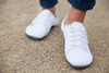 Buty Leguano Go białe - efekt bosej stopy